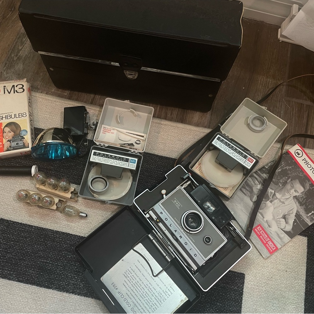 vintage Polaroid Automatic 240 Land Camera Case & Extras UNTESTED Flash & Bulbs
